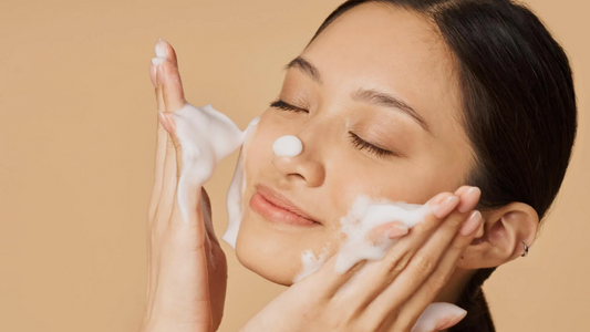 7-tieu-chi-chon-sua-rua-mat-danh-cho-da-kho-nhay-cam-dung-bo-qua