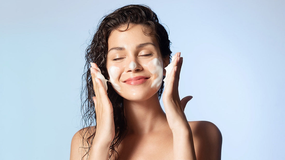 gel-hay-bot-dau-la-chan-ai-sua-rua-mat-cho-da-dau-mun-nhay-cam