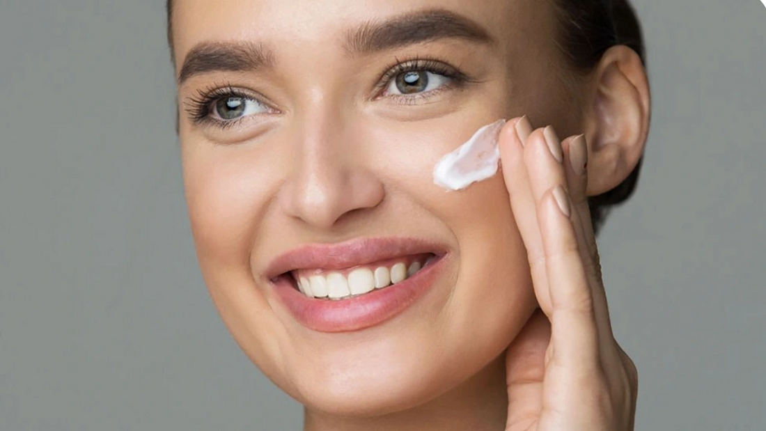 rua-mat-xong-boi-kem-chong-nang-luon-duoc-khong-khi-theo-skincare-toi-gian