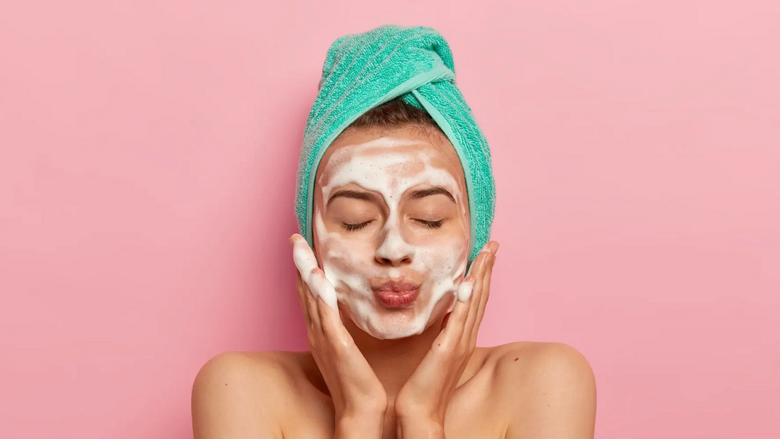 thanh-phan-can-co-trong-sua-rua-mat-tri-mun-dau-den-ban-nen-biet