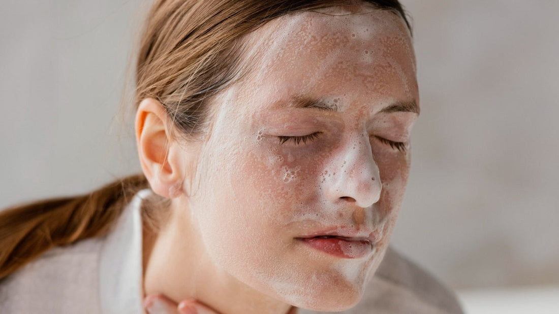 thanh-phan-nen-co-va-tranh-trong-sua-rua-mat-cho-da-nhay-cam-dau-mun