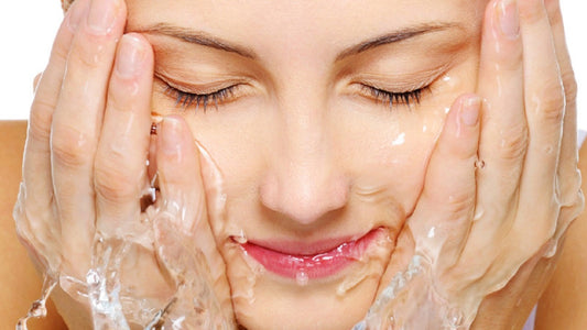 tim-hieu-da-nhay-cam-nen-dung-sua-rua-mat-nao-trong-mua-hanh-kho