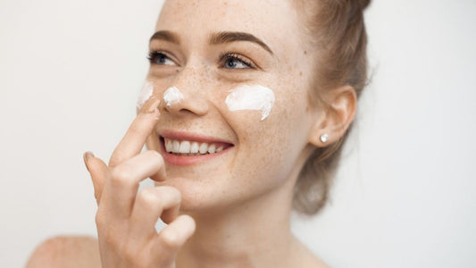 vi-sao-nen-su-dung-kem-duong-trang-da-mat-khong-chua-corticoid-trong-skincare